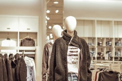 Το θηλυκό μανεκέν έντυσε στα ενδύματα ενός οδών ύφους στο κατάστημα στοκ εικόνες με δικαίωμα ελεύθερης χρήσης Το θηλυκό μανεκέν έντυσε στα ενδύματα ενός οδών ύφους στο κατάστημα στοκ εικόνες με δικαίωμα ελεύθερης χρήσης
