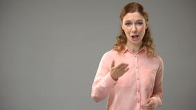 Το θηλυκό ρητό σας ευχαριστεί στη γλώσσα σημαδιών, δάσκαλος παρουσιάζοντας λέξεις στο asl, σεμινάριο απόθεμα βίντεο Το θηλυκό ρητό σας ευχαριστεί στη γλώσσα σημαδιών, δάσκαλος παρουσιάζοντας λέξεις στο asl, σεμινάριο απόθεμα βίντεο