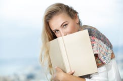 Το θηλυκό της Νίκαιας διαβάζει ένα βιβλίο στοκ φωτογραφίες Το θηλυκό της Νίκαιας διαβάζει ένα βιβλίο στοκ φωτογραφίες