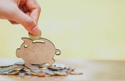 Το θηλυκό χέρι που βάζουν το νόμισμα και ο σωρός των νομισμάτων στην έννοια της αποταμίευσης και της ανάπτυξης ή της ενέργειας χρ στοκ εικόνα Το θηλυκό χέρι που βάζουν το νόμισμα και ο σωρός των νομισμάτων στην έννοια της αποταμίευσης και της ανάπτυξης ή της ενέργειας χρ στοκ εικόνα
