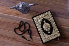 Το ισλαμικό βιβλίο Quran ο πίνακας με rosary και aladdin έναν λαμπτήρα - έννοια Ramadan το /Eid στοκ φωτογραφία Το ισλαμικό βιβλίο Quran ο πίνακας με rosary και aladdin έναν λαμπτήρα - έννοια Ramadan το /Eid στοκ φωτογραφία