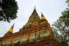 Το ιστορικό Stupa ή το Chedi του ναού Wat Yai Chai Mongkhon ενάντια στο νεφελώδη ουρανό, αρχαιολογική περιοχή Ayutthaya, Ταϊλάνδη στοκ φωτογραφίες Το ιστορικό Stupa ή το Chedi του ναού Wat Yai Chai Mongkhon ενάντια στο νεφελώδη ουρανό, αρχαιολογική περιοχή Ayutthaya, Ταϊλάνδη στοκ φωτογραφίες