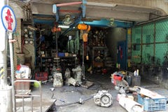 Το ιστορικό κατάστημα μερών αυτοκινήτων από δεύτερο χέρι στοκ εικόνα με δικαίωμα ελεύθερης χρήσης Το ιστορικό κατάστημα μερών αυτοκινήτων από δεύτερο χέρι στοκ εικόνα με δικαίωμα ελεύθερης χρήσης