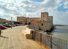Το κάστρο του παλαιού οχυρού Trani - φυσική μικρή πόλη στην Πούλια, Ιταλία στοκ εικόνες με δικαίωμα ελεύθερης χρήσης Το κάστρο του παλαιού οχυρού Trani - φυσική μικρή πόλη στην Πούλια, Ιταλία στοκ εικόνες με δικαίωμα ελεύθερης χρήσης