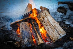 Το κάψιμο συνδέεται έναν χιονώδη χειμώνα με τον καπνό στοκ εικόνες Το κάψιμο συνδέεται έναν χιονώδη χειμώνα με τον καπνό στοκ εικόνες