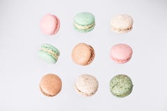Το κέικ Macarons, τοπ επίπεδο άποψης βάζει, πετά το μειωμένο macaroon υπόβαθρο στοκ φωτογραφία Το κέικ Macarons, τοπ επίπεδο άποψης βάζει, πετά το μειωμένο macaroon υπόβαθρο στοκ φωτογραφία