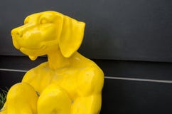 Το κίτρινο σκυλί στα γλυπτά ανθρώπινων σωμάτων που κάθονται, είναι μια επίδειξη έργου τέχνης από τη στοά Gillies και κατακαθιού στοκ φωτογραφίες με δικαίωμα ελεύθερης χρήσης Το κίτρινο σκυλί στα γλυπτά ανθρώπινων σωμάτων που κάθονται, είναι μια επίδειξη έργου τέχνης από τη στοά Gillies και κατακαθιού στοκ φωτογραφίες με δικαίωμα ελεύθερης χρήσης