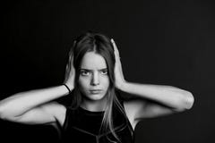 το κακό ακούει το αριθ Το κορίτσι κλείνει τα χέρια στοκ φωτογραφίες με δικαίωμα ελεύθερης χρήσης το κακό ακούει το αριθ Το κορίτσι κλείνει τα χέρια στοκ φωτογραφίες με δικαίωμα ελεύθερης χρήσης