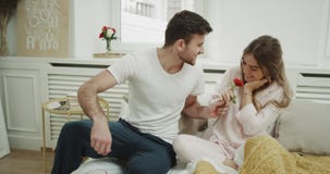 Το καταπληκτικό γαλλικό πρόγευμα στον άνδρα κρεβατιών τους φέρνει στη γυναίκα του, το πρωί, χυμός και καφές κατανάλωσης κάτω από απόθεμα βίντεο Το καταπληκτικό γαλλικό πρόγευμα στον άνδρα κρεβατιών τους φέρνει στη γυναίκα του, το πρωί, χυμός και καφές κατανάλωσης κάτω από απόθεμα βίντεο