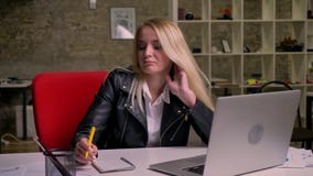 Το καυκάσιο ξανθό θηλυκό της Νίκαιας κάθεται στον υπολογιστή γραφείου και χαλαρώνει, έχοντας το σπάσιμο εργασίας κοντά στο lap-to απόθεμα βίντεο Το καυκάσιο ξανθό θηλυκό της Νίκαιας κάθεται στον υπολογιστή γραφείου και χαλαρώνει, έχοντας το σπάσιμο εργασίας κοντά στο lap-to απόθεμα βίντεο