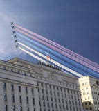 Το κεντρικό κτίριο του Υπουργείου άμυνας της Ρωσικής Ομοσπονδίας και τα ρωσικά στρατιωτικά αεροπλάνα πετούν στο σχηματισμό, Μόσχα στοκ εικόνες Το κεντρικό κτίριο του Υπουργείου άμυνας της Ρωσικής Ομοσπονδίας και τα ρωσικά στρατιωτικά αεροπλάνα πετούν στο σχηματισμό, Μόσχα στοκ εικόνες