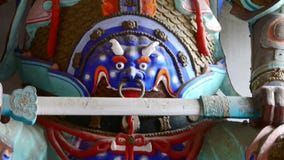 Το κινεζικό γλυπτό Vajra immortals βουδιστικό που κρατά ένα ξίφος στις χαρασμένες ακτίνες χρωμάτισε τα κτήρια, μεγαλοπρεπές πρόσω φιλμ μικρού μήκους Το κινεζικό γλυπτό Vajra immortals βουδιστικό που κρατά ένα ξίφος στις χαρασμένες ακτίνες χρωμάτισε τα κτήρια, μεγαλοπρεπές πρόσω φιλμ μικρού μήκους