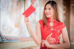 Το κινεζικό γυναικών κόκκινο envel cheongsam και λαβής φορεμάτων παραδοσιακό στοκ εικόνα Το κινεζικό γυναικών κόκκινο envel cheongsam και λαβής φορεμάτων παραδοσιακό στοκ εικόνα