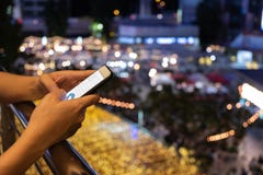 Το κινητό τηλέφωνο λαβής γυναικών και ο έλεγχος της επιχείρησης on-line σ στοκ φωτογραφία με δικαίωμα ελεύθερης χρήσης Το κινητό τηλέφωνο λαβής γυναικών και ο έλεγχος της επιχείρησης on-line σ στοκ φωτογραφία με δικαίωμα ελεύθερης χρήσης