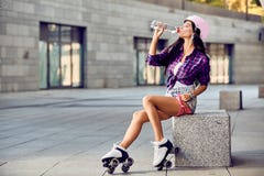 Το κορίτσι Hipster πίνει το νερό και τη στήριξη μετά από τον ενεργό χρόνο στοκ εικόνες με δικαίωμα ελεύθερης χρήσης Το κορίτσι Hipster πίνει το νερό και τη στήριξη μετά από τον ενεργό χρόνο στοκ εικόνες με δικαίωμα ελεύθερης χρήσης
