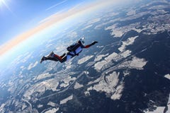 Το κορίτσι -κορίτσι-skydiver πετά στο χειμερινό ουρανό στοκ εικόνα με δικαίωμα ελεύθερης χρήσης Το κορίτσι -κορίτσι-skydiver πετά στο χειμερινό ουρανό στοκ εικόνα με δικαίωμα ελεύθερης χρήσης