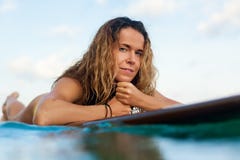 Το κορίτσι Surfer στην ιστιοσανίδα έχει μια διασκέδαση πρίν κάνει σερφ στοκ φωτογραφία Το κορίτσι Surfer στην ιστιοσανίδα έχει μια διασκέδαση πρίν κάνει σερφ στοκ φωτογραφία