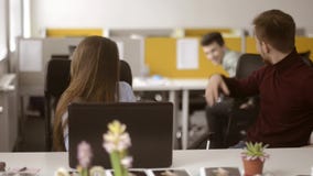 Το κορίτσι έκανε ακριβώς μια μεγάλη υπόθεση και την παρουσιάζει σε Ñ της olleagues απόθεμα βίντεο Το κορίτσι έκανε ακριβώς μια μεγάλη υπόθεση και την παρουσιάζει σε Ñ της olleagues απόθεμα βίντεο
