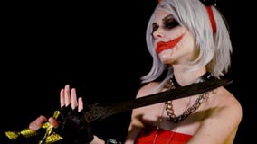 Το κορίτσι δαιμόνων zombie με τα κέρατα που προετοιμάζεται για αποκριές, γιορτάζει Ο σεξουαλικός θηλυκός satan διάβολος γυναικών απόθεμα βίντεο Το κορίτσι δαιμόνων zombie με τα κέρατα που προετοιμάζεται για αποκριές, γιορτάζει Ο σεξουαλικός θηλυκός satan διάβολος γυναικών απόθεμα βίντεο