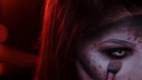 Το κορίτσι κάνει μια σύνθεση στο ύφος μιας μάγισσας αποκριές απόθεμα βίντεο Το κορίτσι κάνει μια σύνθεση στο ύφος μιας μάγισσας αποκριές απόθεμα βίντεο