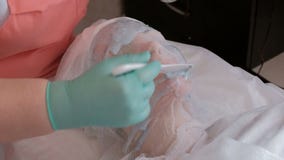 Το κορίτσι καλύπτεται με τη γάζα στη διαδικασία στο σαλόνι ομορφιάς Ένα beautician βάζει μια μπλε μάσκα δονητών μιας γυναίκας απόθεμα βίντεο Το κορίτσι καλύπτεται με τη γάζα στη διαδικασία στο σαλόνι ομορφιάς Ένα beautician βάζει μια μπλε μάσκα δονητών μιας γυναίκας απόθεμα βίντεο