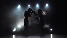 Το κορίτσι κλωτσά τον τύπο που πυγμαχούν για μεγάλα αντικείμενα ελέγχων ιστορικού περισσότερο ο άλλος παρόμοιος καπνός σειράς χαρ απόθεμα βίντεο Το κορίτσι κλωτσά τον τύπο που πυγμαχούν για μεγάλα αντικείμενα ελέγχων ιστορικού περισσότερο ο άλλος παρόμοιος καπνός σειράς χαρ απόθεμα βίντεο