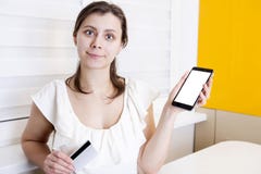Το κορίτσι κρατά το smartphone και την πλαστική κάρτα πληρωμής στο χέρι της Σε απευθείας σύνδεση αγορές στο τηλέφωνο στοκ εικόνα Το κορίτσι κρατά το smartphone και την πλαστική κάρτα πληρωμής στο χέρι της Σε απευθείας σύνδεση αγορές στο τηλέφωνο στοκ εικόνα