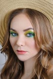 Το κορίτσι με τη φωτεινή τοποθέτηση makeup σε ένα καπέλο αχύρου στοκ φωτογραφίες Το κορίτσι με τη φωτεινή τοποθέτηση makeup σε ένα καπέλο αχύρου στοκ φωτογραφίες