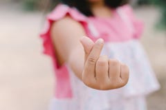 Το κορίτσι παραδίδει την καρδιά στοκ φωτογραφίες Το κορίτσι παραδίδει την καρδιά στοκ φωτογραφίες