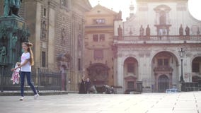Το κορίτσι περιστρέφει και κυματίζει τα ενδύματά της πέρα από το κεφάλι της απόθεμα βίντεο Το κορίτσι περιστρέφει και κυματίζει τα ενδύματά της πέρα από το κεφάλι της απόθεμα βίντεο
