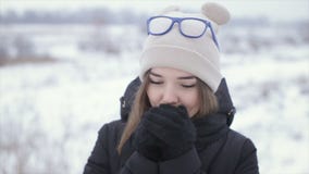 Το κορίτσι σε ένα μαύρο σακάκι σε ένα υπόβαθρο ενός χειμερινού τομέα φιλμ μικρού μήκους Το κορίτσι σε ένα μαύρο σακάκι σε ένα υπόβαθρο ενός χειμερινού τομέα φιλμ μικρού μήκους