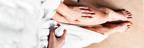 Το κορίτσι στο λουτρό βάζει την αντι -αντι-cellulite κρέμα, τον ορό στα πόδια και το σώμα απομονωμένη έννοια λευκή γυναίκα προσοχ στοκ εικόνες Το κορίτσι στο λουτρό βάζει την αντι -αντι-cellulite κρέμα, τον ορό στα πόδια και το σώμα απομονωμένη έννοια λευκή γυναίκα προσοχ στοκ εικόνες