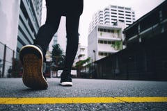 Το κορίτσι φορά τα μαύρα τρέχοντας παπούτσια που τρέχουν στο πάρκο στοκ φωτογραφία με δικαίωμα ελεύθερης χρήσης Το κορίτσι φορά τα μαύρα τρέχοντας παπούτσια που τρέχουν στο πάρκο στοκ φωτογραφία με δικαίωμα ελεύθερης χρήσης