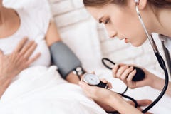 Το κορίτσι φροντίζει για την ηλικιωμένη γυναίκα στο σπίτι Το κορίτσι χρησιμοποιεί το tonometer για να μετρήσει τη πίεση του αίματ στοκ φωτογραφίες με δικαίωμα ελεύθερης χρήσης Το κορίτσι φροντίζει για την ηλικιωμένη γυναίκα στο σπίτι Το κορίτσι χρησιμοποιεί το tonometer για να μετρήσει τη πίεση του αίματ στοκ φωτογραφίες με δικαίωμα ελεύθερης χρήσης
