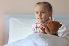 Το κράτημα μικρών κοριτσιών teddy αντέχει στοκ φωτογραφία με δικαίωμα ελεύθερης χρήσης Το κράτημα μικρών κοριτσιών teddy αντέχει στοκ φωτογραφία με δικαίωμα ελεύθερης χρήσης