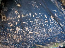 Pertoglyphs (γλυπτικές βράχου) στο βράχο εφημερίδων στη Γιούτα στοκ εικόνα με δικαίωμα ελεύθερης χρήσης Pertoglyphs (γλυπτικές βράχου) στο βράχο εφημερίδων στη Γιούτα στοκ εικόνα με δικαίωμα ελεύθερης χρήσης