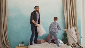 Το λατρευτό εύθυμο αγόρι παλεύει τα μαξιλάρια, γελά και έχει τη διασκέδαση με τον αγαπώντας πατέρα του Εύθυμοι άνθρωποι, ευτυχής απόθεμα βίντεο Το λατρευτό εύθυμο αγόρι παλεύει τα μαξιλάρια, γελά και έχει τη διασκέδαση με τον αγαπώντας πατέρα του Εύθυμοι άνθρωποι, ευτυχής απόθεμα βίντεο