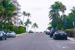 Το Μάιο του 2018 του ΔΥΤΙΚΟΥ PALM BEACH, Φλώριδα -7: Ο δρόμος με αυτοκίνητο στο Palm Beach, Φλώριδα, Ηνωμένες Πολιτείες στοκ εικόνα Το Μάιο του 2018 του ΔΥΤΙΚΟΥ PALM BEACH, Φλώριδα -7: Ο δρόμος με αυτοκίνητο στο Palm Beach, Φλώριδα, Ηνωμένες Πολιτείες στοκ εικόνα