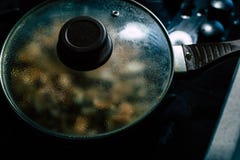 Το μαγείρεμα ξεφυτρώνει: Champignons στοκ φωτογραφία με δικαίωμα ελεύθερης χρήσης Το μαγείρεμα ξεφυτρώνει: Champignons στοκ φωτογραφία με δικαίωμα ελεύθερης χρήσης