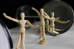 Το μανεκέν στο πλαστικό θέτει μπροστά από τον καθρέφτη στοκ εικόνες με δικαίωμα ελεύθερης χρήσης Το μανεκέν στο πλαστικό θέτει μπροστά από τον καθρέφτη στοκ εικόνες με δικαίωμα ελεύθερης χρήσης
