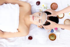 Το μασάζ Massager στο κεφάλι της, κάνει την όμορφη γυναίκα να ανακουφίσει stres στοκ εικόνες Το μασάζ Massager στο κεφάλι της, κάνει την όμορφη γυναίκα να ανακουφίσει stres στοκ εικόνες
