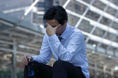 Το ματαιωμένο τονισμένο νέο ασιατικό επιχειρησιακό άτομο βγάζει τα γυαλιά και κλείνει τα μάτια του αισθάνεται την πίεση ή προσπαθ στοκ εικόνες Το ματαιωμένο τονισμένο νέο ασιατικό επιχειρησιακό άτομο βγάζει τα γυαλιά και κλείνει τα μάτια του αισθάνεται την πίεση ή προσπαθ στοκ εικόνες