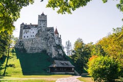 Το μεσαιωνικό Castle του πίτουρου Ταξίδι και διακοπές στην Ευρώπη, γύρος όμορφη ηλιόλουστη ημέρα, διάστημα αντιγράφων Brasov, Τρα στοκ φωτογραφία Το μεσαιωνικό Castle του πίτουρου Ταξίδι και διακοπές στην Ευρώπη, γύρος όμορφη ηλιόλουστη ημέρα, διάστημα αντιγράφων Brasov, Τρα στοκ φωτογραφία