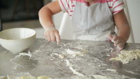 Το μικρό κορίτσι αντιμετωπίζει skillfully στην κουζίνα θέλει να βοηθήσει τους γονείς της στο μαγείρεμα φιλμ μικρού μήκους Το μικρό κορίτσι αντιμετωπίζει skillfully στην κουζίνα θέλει να βοηθήσει τους γονείς της στο μαγείρεμα φιλμ μικρού μήκους