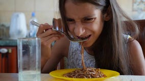 Το μικρό κορίτσι τρώει τα νουντλς φαγόπυρου με ένα δίκρανο διστακτικά Το παιδί αρνείται να φάει Σε αργή κίνηση πυροβολισμός απόθεμα βίντεο Το μικρό κορίτσι τρώει τα νουντλς φαγόπυρου με ένα δίκρανο διστακτικά Το παιδί αρνείται να φάει Σε αργή κίνηση πυροβολισμός απόθεμα βίντεο