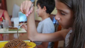 Το μικρό κορίτσι τρώει τα νουντλς φαγόπυρου με ένα δίκρανο διστακτικά Το παιδί αρνείται να φάει Σε αργή κίνηση πυροβολισμός απόθεμα βίντεο Το μικρό κορίτσι τρώει τα νουντλς φαγόπυρου με ένα δίκρανο διστακτικά Το παιδί αρνείται να φάει Σε αργή κίνηση πυροβολισμός απόθεμα βίντεο
