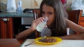 Το μικρό κορίτσι τρώει τα νουντλς φαγόπυρου με ένα δίκρανο διστακτικά Το παιδί αρνείται να φάει 4 Σε αργή κίνηση πυροβολισμός φιλμ μικρού μήκους Το μικρό κορίτσι τρώει τα νουντλς φαγόπυρου με ένα δίκρανο διστακτικά Το παιδί αρνείται να φάει 4 Σε αργή κίνηση πυροβολισμός φιλμ μικρού μήκους