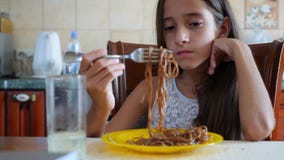 Το μικρό κορίτσι τρώει τα νουντλς φαγόπυρου με ένα δίκρανο διστακτικά Το παιδί αρνείται να φάει 4 Σε αργή κίνηση πυροβολισμός απόθεμα βίντεο Το μικρό κορίτσι τρώει τα νουντλς φαγόπυρου με ένα δίκρανο διστακτικά Το παιδί αρνείται να φάει 4 Σε αργή κίνηση πυροβολισμός απόθεμα βίντεο