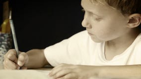 Το μικρό παιδί γράφει επιμελώς την εργασία του: γραπτό ύφος φιλμ μικρού μήκους Το μικρό παιδί γράφει επιμελώς την εργασία του: γραπτό ύφος φιλμ μικρού μήκους