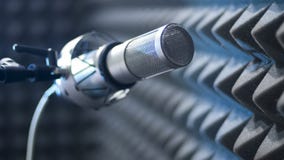 Το μικρόφωνο έτοιμο για να καταγράψει μέσα το δωμάτιο στοκ φωτογραφία με δικαίωμα ελεύθερης χρήσης Το μικρόφωνο έτοιμο για να καταγράψει μέσα το δωμάτιο στοκ φωτογραφία με δικαίωμα ελεύθερης χρήσης